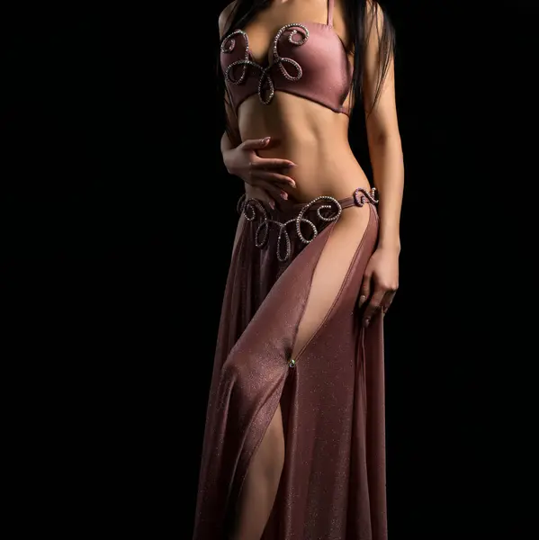 Красива Танцівниця Рожевому Сексуальному Костюмі Повнометражний Знімок Темній Кімнаті Ліцензійні Стокові Зображення