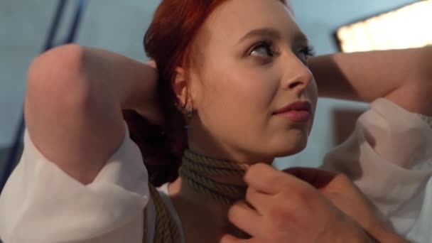 Unterwürfige Nackte Frau Mit Seilen Gefesselt Während Sie Auf Dem — Stockvideo