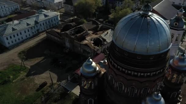 Rooftop Άποψη Της Παλαιωμένης Εκκλησίας Ασημένιους Θόλους Δίπλα Στο Παλαιωμένο — Αρχείο Βίντεο