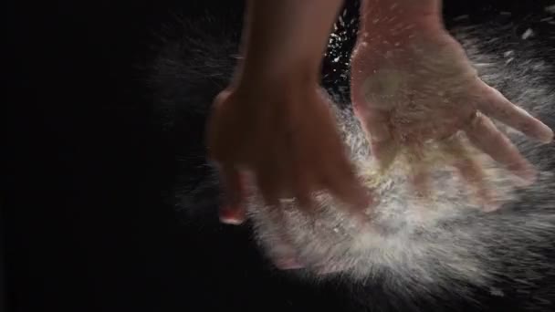 暗いスタジオで料理中にシェフの手から小麦粉を振る — ストック動画