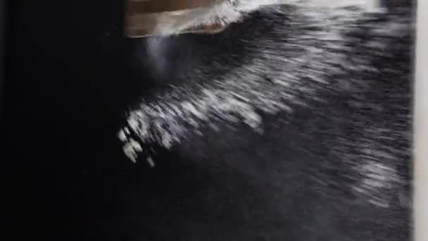Mengocok Putih Tepung Dari Tangan Koki Selama Memasak Studio Gelap — Stok Video
