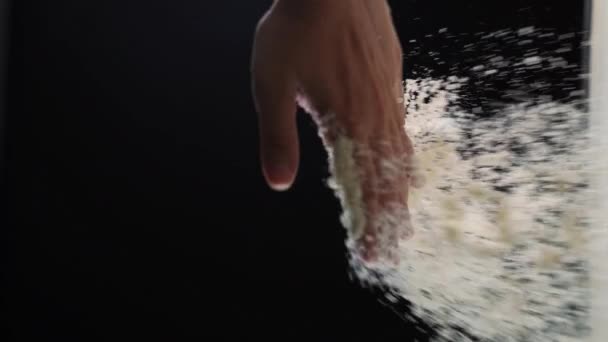 Медленная Съемка Просеивания Муки Руками Приготовления Вкусного Ужина Черном Фоне — стоковое видео