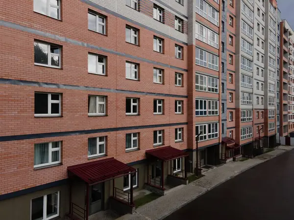Kortárs Lakóépület Külseje Ablakokkal Téglafalakkal Város Utcáin Stock Kép