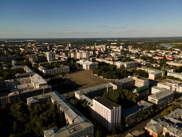 Luchtfoto Van Stadsgezicht Met Residentiële Gebouwen Groene Bomen Onder Blauwe Stockfoto