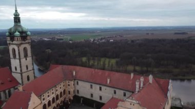 Rönesans ve Romen tarzındaki Çek aristokratlarının nehir kenarındaki tepedeki eski şatonun havadan görünüşü