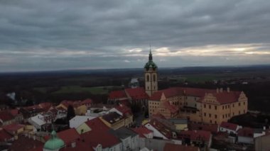 Çek sokaklarında solgun ama renkli evleri ve yaşlanmış çatıları olan küçük Avrupa kasabasının üzerinden uç