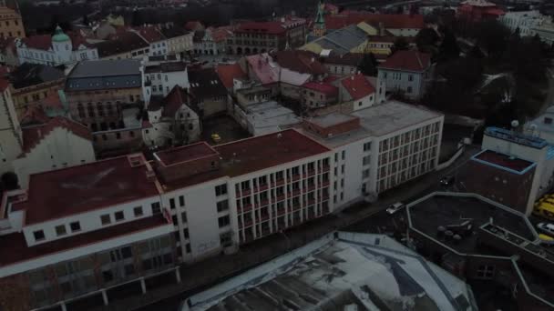 小さなヨーロッパの町を飛び越え チェコの路上で衰退した住宅や老人の屋上を飛ぶ — ストック動画