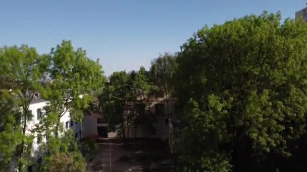 Vlieg Uit Van Binnenplaats Van Kleine Residentiële Huis Met Groene — Stockvideo