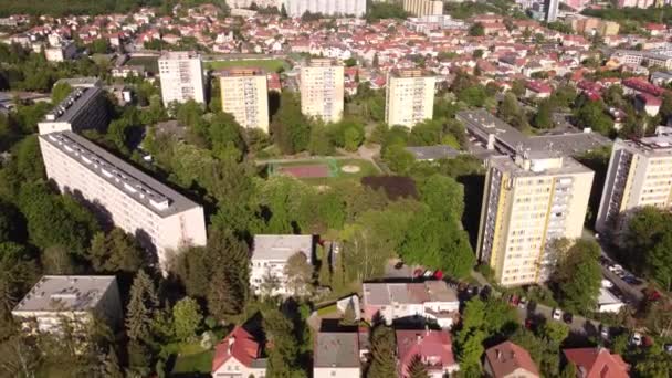 Вид Міський Пейзаж Великим Зеленим Парком Спортивними Майданчиками Газоном Посеред — стокове відео