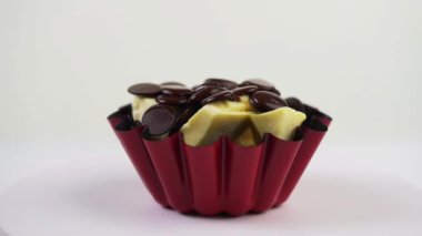 Çikolata eritip bisküvinin üzerine akarken hafif çekimde hafif mutfakta pişirme kabında