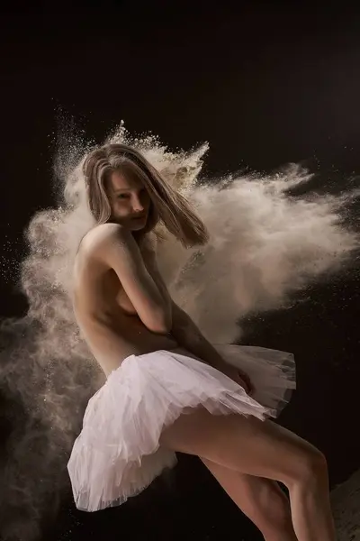 Mujer Topless Falda Ballet Mirando Cámara Mientras Cubre Pechos Desnudos Imágenes De Stock Sin Royalties Gratis