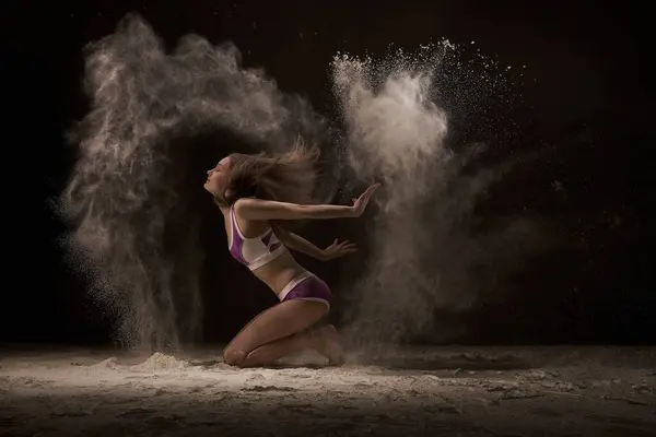 Young Athletic Woman Throwing Sand Floor Her Eyes Closed Black ロイヤリティフリーのストック写真