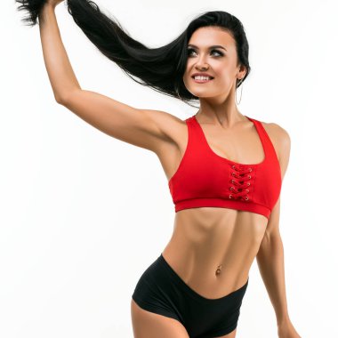 İzole atış muhteşem mutlu esmer uzun saçlı seksi kırmızı üst ve pantolon giyen kırpılmış