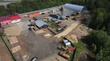 Rusya 'nın Kirov Oblastı' ndaki bereketli ormanlık arazinin yakınındaki endüstriyel kereste fabrikasının yüksek açılı insansız hava aracı görüntüsü