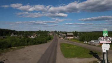 Rusya 'nın Kirs, Kirov Oblastı, Rusya' da yaz aylarında uzun, çıkıntılı yolları ve ahşap evleri olan küçük bir kentinin hava manzarası.