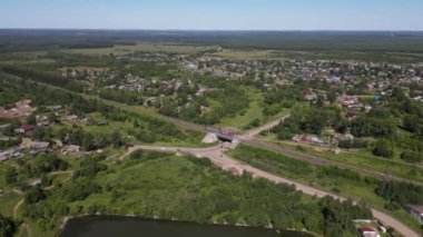 Yazın Falenki, Kirov bölgesinde konut ve demiryolu çatıları olan küçük bir kasabanın havadan manzarası.