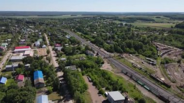 Falenki Kirov bölgesindeki küçük bir kasabadan geçen düz demiryolu hattının havadan görüntüsü