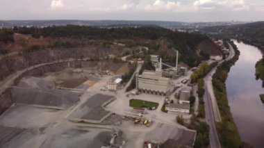 Çekoslovakya 'daki Stramberk kasabası yakınlarındaki tepelerden geçen maden ve kayaların işlendiği büyük bir taş ocağı.