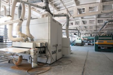 Modern parlak fabrikada taşıma araçları ve beton zeminli büyük sanayi deposu manzarası