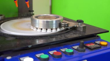 Bu video, fabrikada çalışan otomatik bir madeni para parlatıcı makinesini gösteriyor. Makine bozuk paraları hızlı ve etkili bir şekilde cilalamak için tasarlanmıştır..