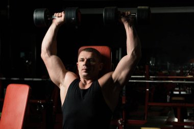 Spor salonunda simülatör görünümünde egzersiz erkek atlet