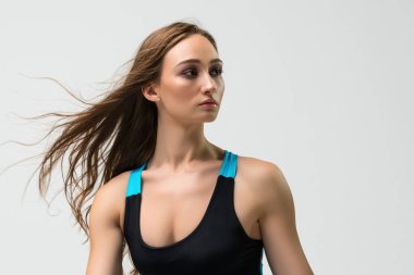 Zemin görünümünde oturan siyah ve mavi spor giyim güzel sarışın