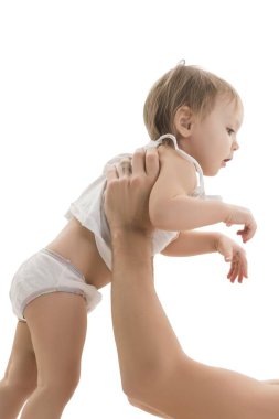 Mutlu baba kollarında yatakta oturarak oğlunu tutarak izole profil atış