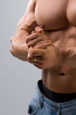 Yakışıklı kas vücut geliştirmeci atış kırpılmış