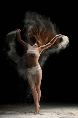 Siyah odada beyaz toz bulutu tam uzunlukta çekim kalmak bandaj ince sarışın