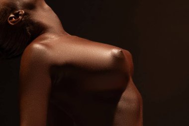 Zemin profil shot üzerinde oturan altın bodyart ile çıplak kız