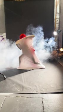 Yetenekli bir dansçı zarif, sisli bir stüdyoda prova yapar..