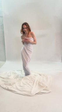 Yetenekli bir model heyecan verici bir stüdyo oturumunda göz kamaştırıcı bir moda sanatı sergiliyor, büyüleyici görüntüler yaratıyor..