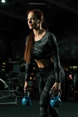 Dambıl görünümü ile spor giyim ince kız