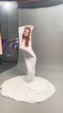 Yetenekli bir kadın moda stüdyosunda sanatsal ifadeler sergiliyor..