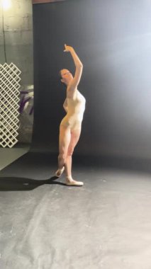 Yetenekli bir balerin, sahne arkasında gösterisini zarifçe yapar..