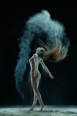 İnce sarışın iç çamaşırı giyen ince beyaz toz bulutu dikiz karanlık odada atlama