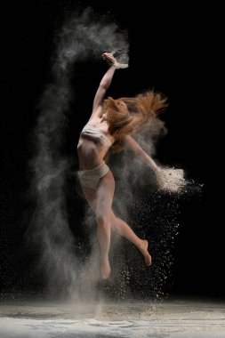 Beyaz toz bulutu tam uzunlukta shot içinde bandaj atlama ince sarışın