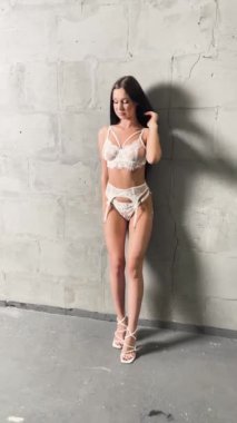 Çağdaş bir stüdyoda, yaratıcı bir şekilde mahrem bir anı paylaşan iki çarpıcı kadın şehvetlerini kucaklıyor..