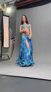 Yetenekli bir dansçı, zarif göbek danslarıyla seyirciyi büyüler..