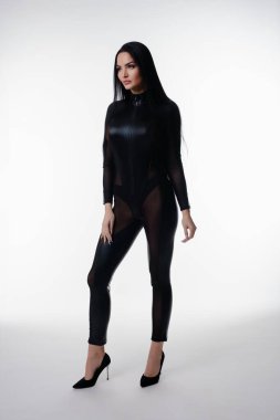 Kadınlar şık siyah iç çamaşırları giyer, özgüvenini ve güzelliğini iyi aydınlatılmış bir stüdyo ortamında sergilerler..