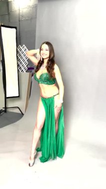 Yetenekli bir dansçı, canlı yeşil bir kostüm içinde zarif bir göbek dansı yaparken yeteneğini ve güzelliğini sergiler..