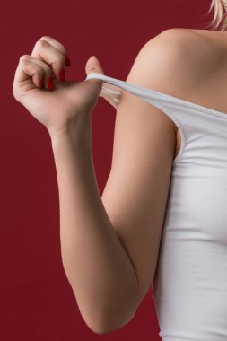 Kırmızı arka planda laubali kot ve beyaz üst portre seksi sarışın