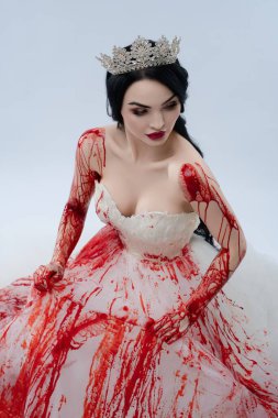 Kırmızı elbiseli bir gelin elinde bıçakla dehşet ve trajediyi temsil eder..