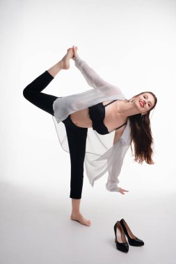 Bir model iç çamaşırlarıyla şakacı bir poz verir. Stüdyoda esnekliğini ve tarzını gösterir..