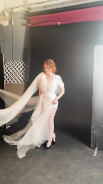 Kuliste hazırlanan büyüleyici gelinlik güzelliğine bakın. Şık kumaşlar ve zarif pozlar sergiliyor..