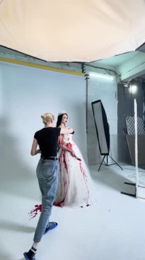 Büyük günden önce, yetenekli bir sanatçının canlı bir sahne arkası ortamında bir gelini hazırlayışına tanık olun..