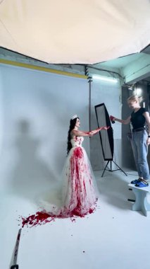 Yaratıcı bir çekim için önlük giymiş güzel bir gelin, canlı detaylar ve büyüleyici bir titreşim..