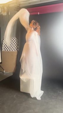 Gelin, zarif bir şekilde düğün kutlaması için sahne arkasına hazırlanırken gelin güzelliğinin dönüşümünü izleyin..