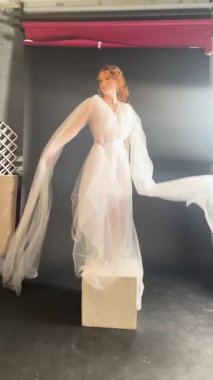 Şık elbisesini ve neşeli ruhunu sergileyen güzel bir gelinin dönüşümüne tanık olun..