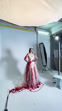 Göz kamaştırıcı bir gelin sahne arkasında ışıldıyor. Canlı renkler ve sanatsal yeteneklerle eşsiz güzelliğini sergiliyor..